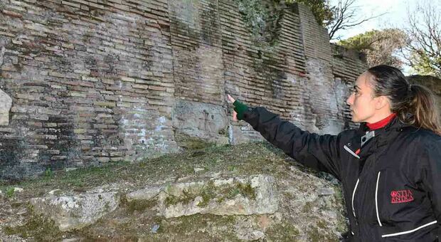 L'archeologa Marina Lo Blundo indica le mura dei magazzini Traianei