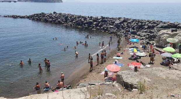Pozzuoli, folla di bagnanti sulle spiagge emerse per effetto del bradisismo