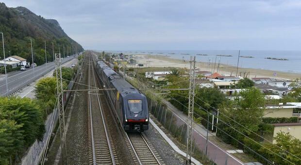 Ferrovia Adriatica e l'arretramento dei binari, la Regione ora spera: «Finalmente ci siamo»