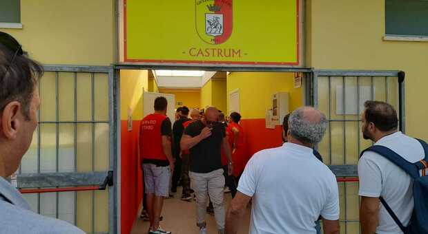 Giulianova-Castelnuovo (1-1), tensione a fine partita: carabinieri negli spogliatoi