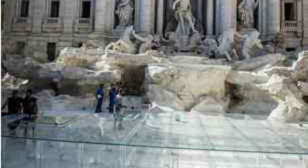 Roma, sulla Fontana di Trevi le modelle sfilano sull'acqua