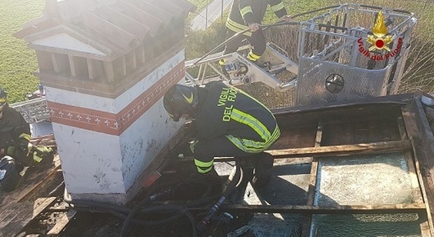 Panico per un incendio sul tetto di una casa: distrutti 20 metri quadri