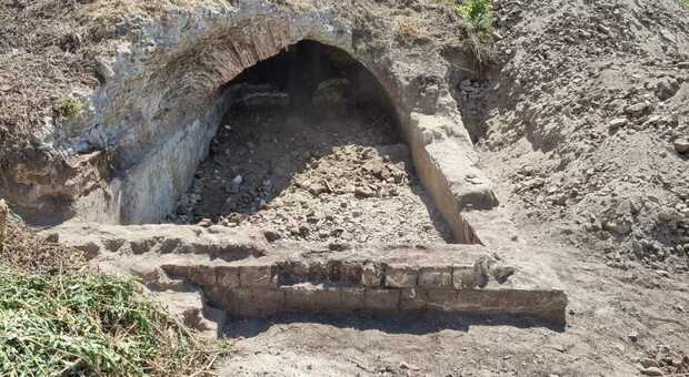 Pozzuoli, dai lavori di pulizia spunta un'antica cisterna romana
