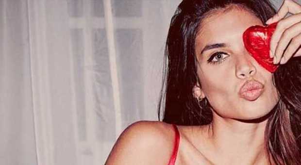 Sara Sampaio, lingerie rossa per San Valentino. L'angelo di Victoria's fa impazzire Instagram