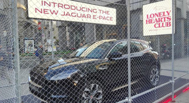 Il debutto della nuova Jaguar E-Pace, in occasione della Fashion Week, davanti al locale milanese