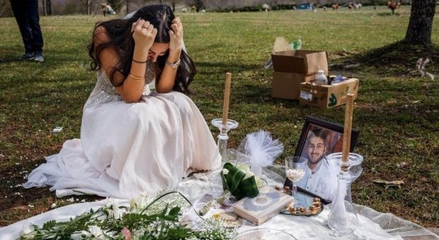 Sara, la sposa in lacrime sulla tomba del fidanzato assassinato poco prima del matrimonio