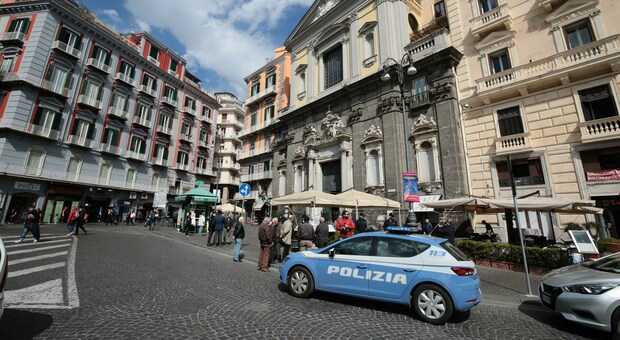 Napoli, ancora raid a piazza Trieste e Trento: ruba l'incasso di un bar, inseguito e preso