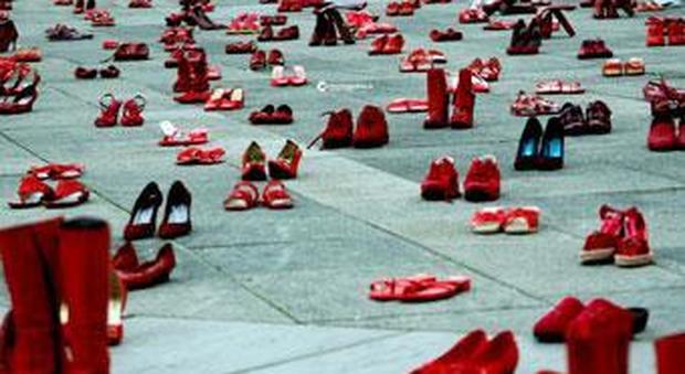 Scarpe rosse contro femminicidio: iniziativa in piazza nel napoletano