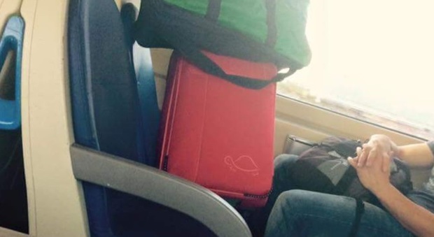 Trolley, valigie e maxi zaini: l’anarchia dei bagagli sui treni