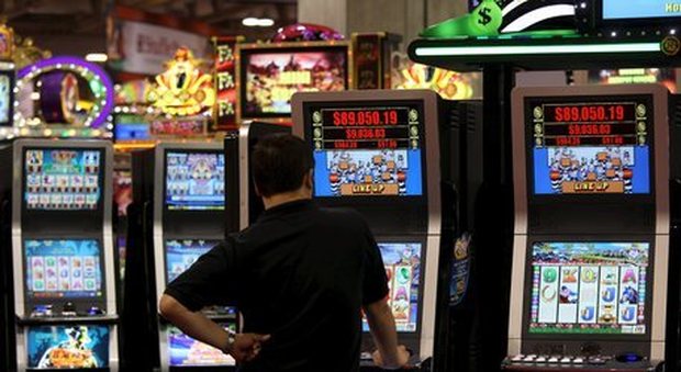Slot machine, quella gara impossibile per provare a raccogliere 1,8 miliardi