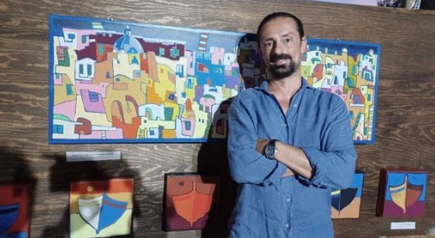 L’artista Nico Granito accanto alle sue opere