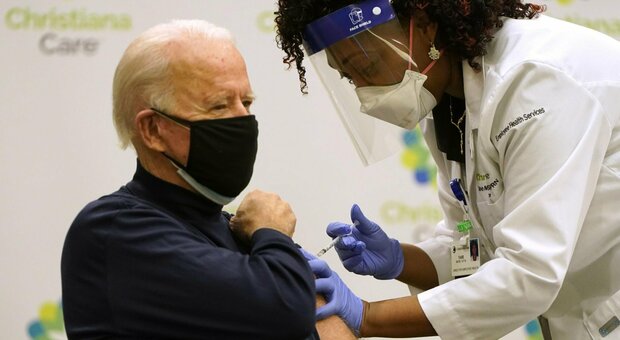 Covid, vaccino Pfizer: per il presidente Usa Joe Biden iniezione in diretta tv