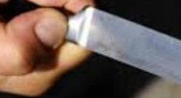 Sorrento, indiano tenta di colpire amico con un coltello: bloccato dalla polizia