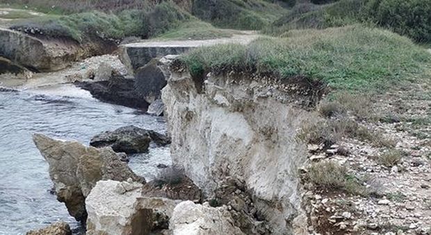Il mare “scava” la roccia: nuovo crollo lungo la scogliera adriatica. Il terzo in pochi giorni