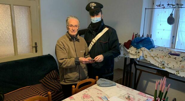 Maria, 78 anni bloccata dalla neve: la pensione la portano i carabinieri