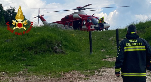 Sorpresi dal temporale durante la ferrata sul monte Carega, recuperati con l'elicottero