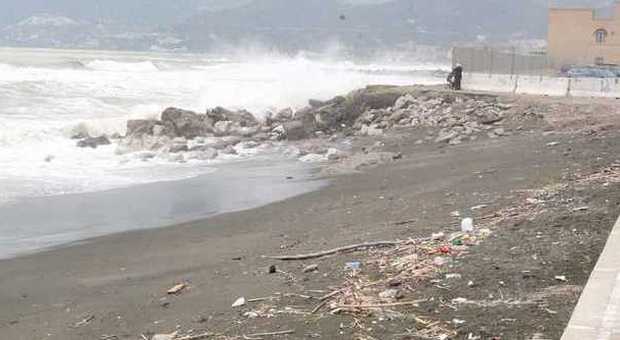 Choc in Campania: uomo trovato morto sulla spiaggia