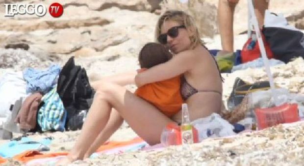 Sierra Miller, bikini e coccole alla figlioletta a Formentera