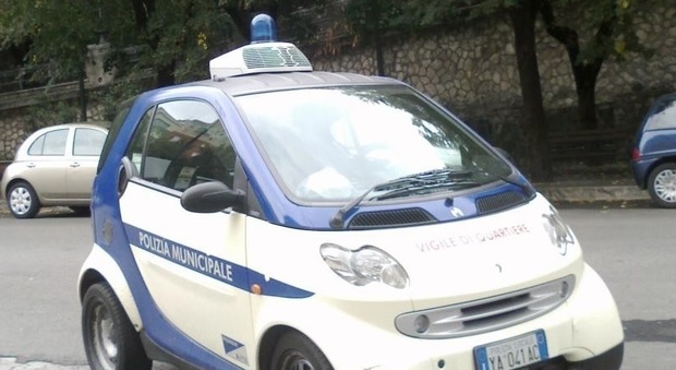 Alla guida con il telefonino, pugno duro della polizia locale: a Frosinone 15 multe in un giorno