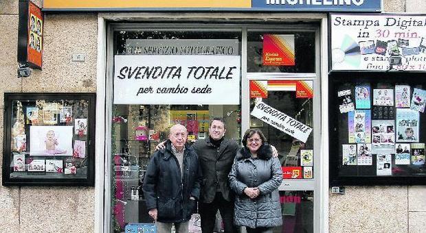 L'ultima foto di Michelino: lo storico negozio chiude i battenti dopo 72 anni