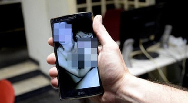 Chiede foto hard a una 15enne su WhatsApp, il molestatore ha il doppio dell'età: condannato