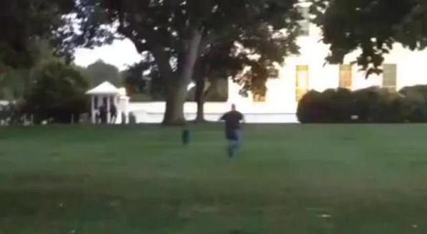 Casa Bianca evacuata, allarme per un intruso nel giardino | Video