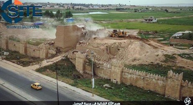 Iraq, l'Isis distrugge Ninive, ruspe contro le mura Assire