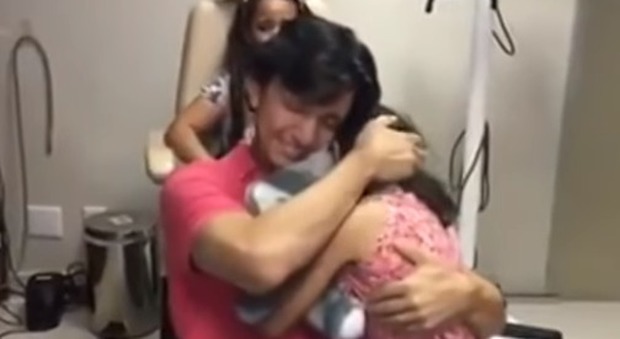 Brasile, dopo 35 anni un uomo riacquista l'udito e si emoziona ascoltando la figlia che lo chiama "Papà"