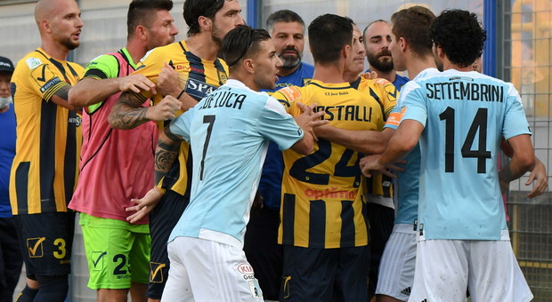 Pugno a calciatore e spintoni ai poliziotti: denunciato tesserato Juve Stabia