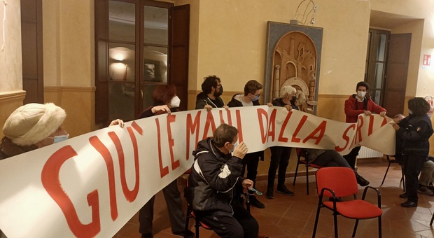 Civita Castellana, “Fascismo e comunismo”: in Consiglio va in scena la protesta
