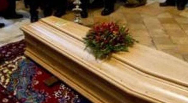 Crema, muore solo, il prete invita tutti i parrocchiani al funerale: chiesa gremita