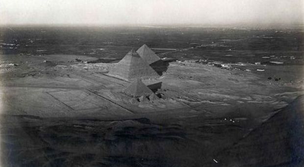 Egitto, svelate le prime foto aeree delle piramidi: scatti inediti che risalgono al 1914