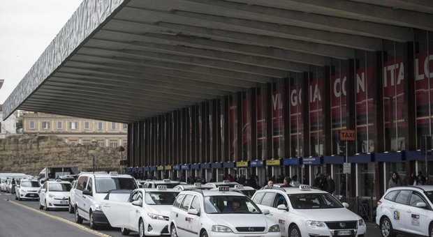Roma, si finge tassista con la patente ritirata nel 2014: multa da 10mila euro a un romano di 43 anni