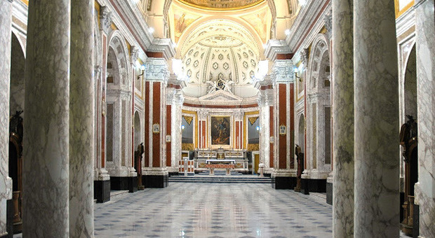 Choc a Pagani: un uomo si spara alla testa all'interno della basilica