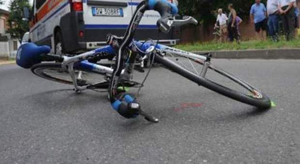 Ciclista padovano si scontra con auto: caduta rovinosa sull'asfalto