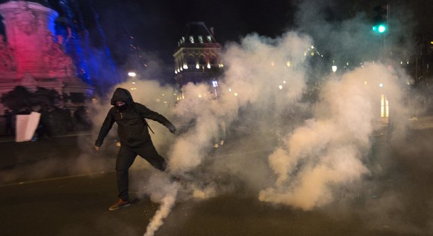 Elezioni in Francia, scontri con la polizia: 9 feriti e 29 fermi