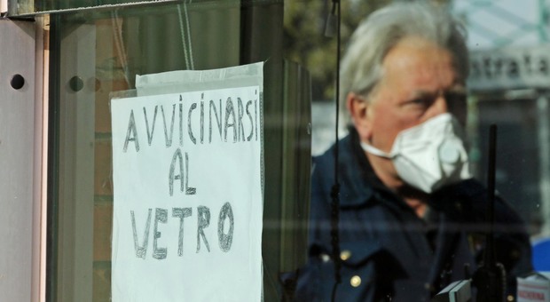 Coronavirus a Napoli, le guardie giurate con le mascherine negli ospedali: «Ci siamo autotassati per proteggerci»