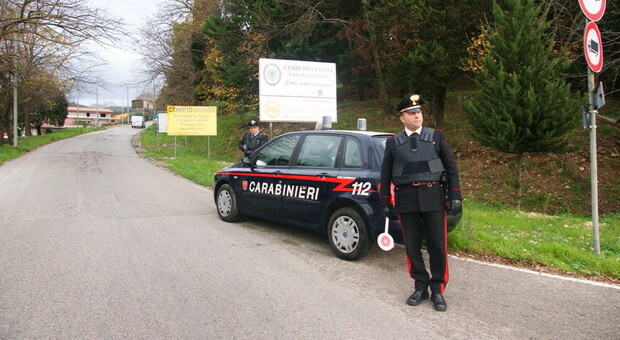 Un posto di blocco dei carabinieri all'ingresso di Cerreto Sannita