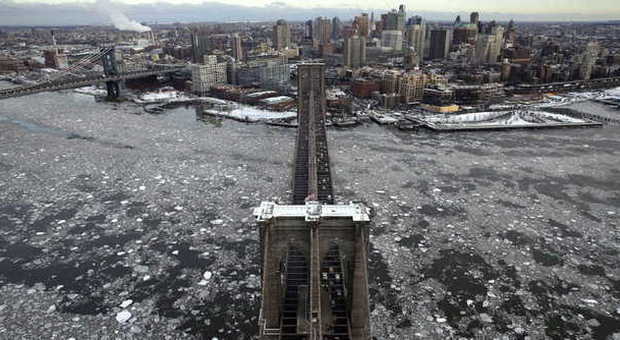 New York, il freddo polare fa ghiacciare l'Hudson