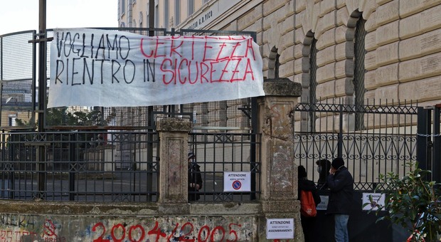 Napoli, occupazione del Vico, «salvi» i tre studenti: non saranno bocciati