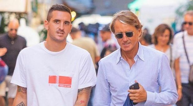 Roberto Mancini fa shopping lungo le vie della capitale con il secondo figlio Andrea