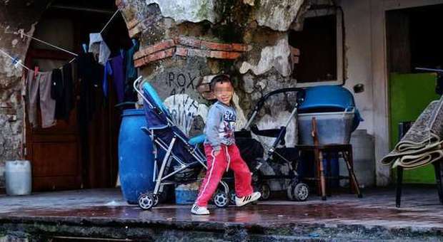 Blitz dei vigili nel campo rom di via Gianturco: sigilli e sgombero dell'area