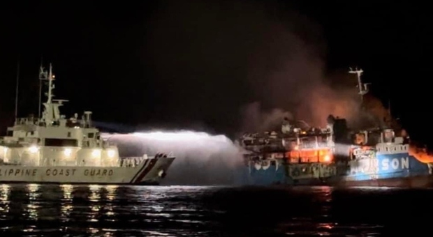 Incendio sul traghetto, almeno 12 morti: tre sono bambini. Passeggeri costretti a buttarsi in mare