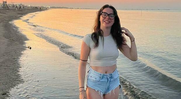 Katharina trovata morta nel letto a 17 anni, il dolore di mamma e papà e l'affetto degli amici: «Quel banco di scuola rimarrà vuoto in suo ricordo»