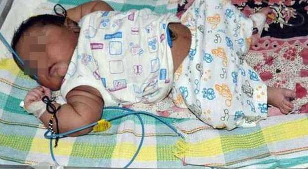 India, mamma partorisce bimbo gigante: «E' il bebé più pesante di tutto il Paese»