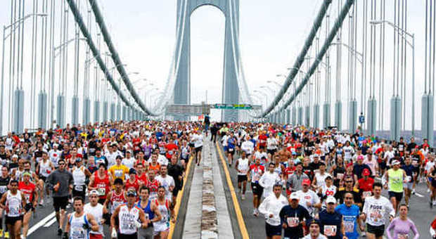 Maratona di New York: nella Grande Mela corrono in 55 mila. A Roma la Corsa dei Santi