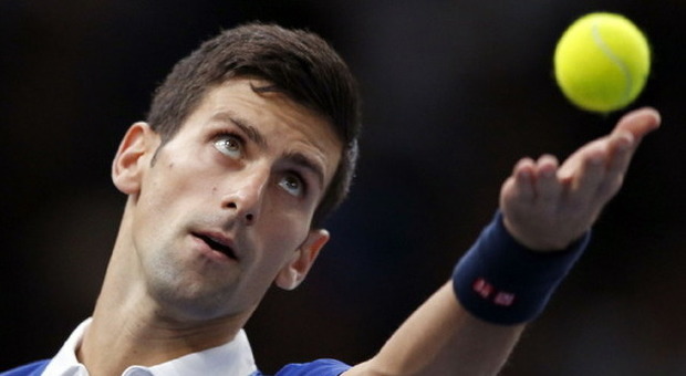 Bercy, l'implacabile Djokovic vola ai quarti: demolito il francese Gilles Simon. Ko Federer