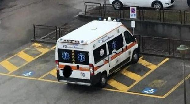 L'ambulanza di Vola nel parcheggio per disabili