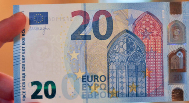 Tre banconote da 20 euro false, 15enne bloccato dalla polizia