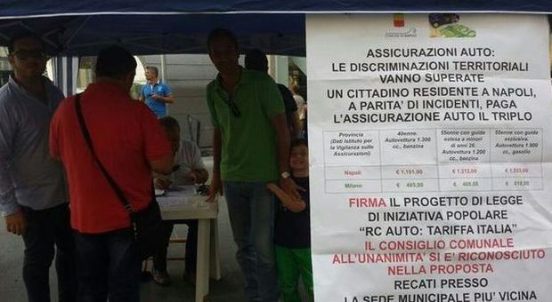 Assicurazione auto: raccolta firme a Napoli per chiedere l'abbassamento delle tariffe